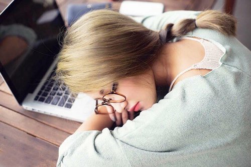 tác hại của việc ngủ muộn 01