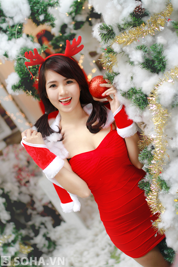 concept hotgirl chụp hình bên cây thông noel 010