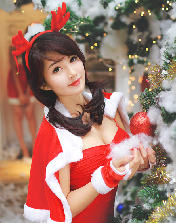 concept hotgirl chụp hình bên cây thông noel 011