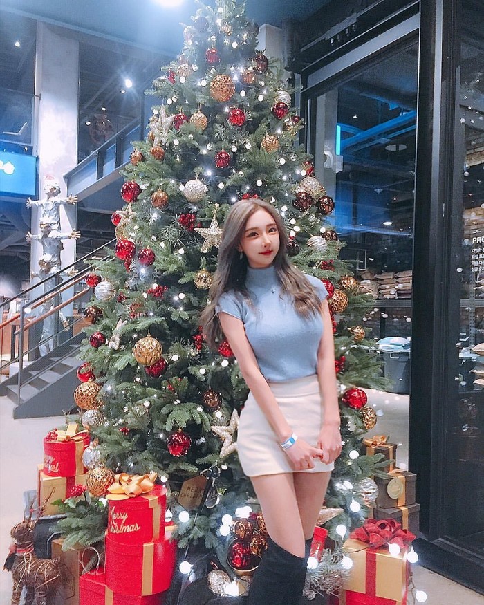 concept hotgirl chụp hình bên cây thông noel 015