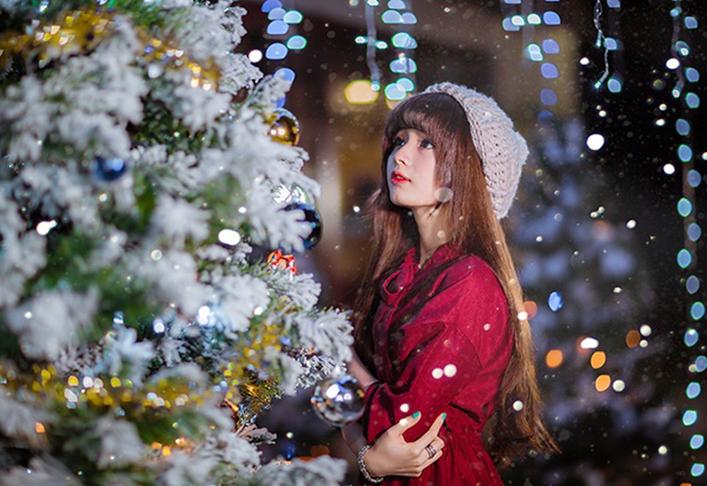 concept hotgirl chụp hình bên cây thông noel 016