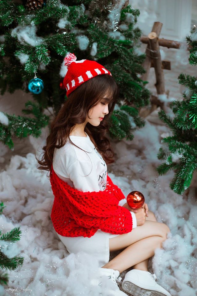 concept hotgirl chụp hình bên cây thông noel 017