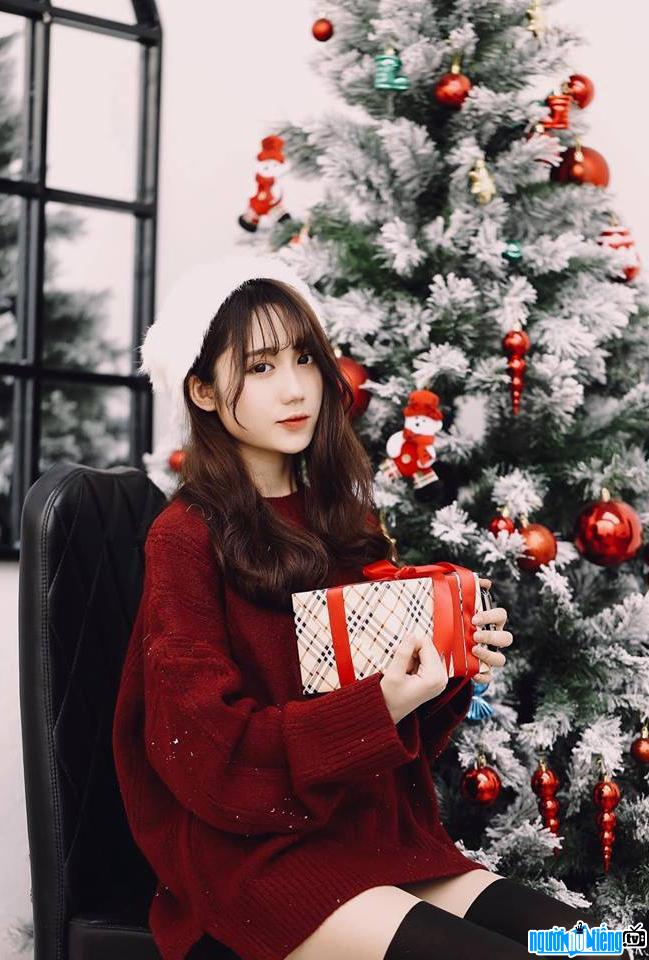 concept hotgirl chụp hình bên cây thông noel 09