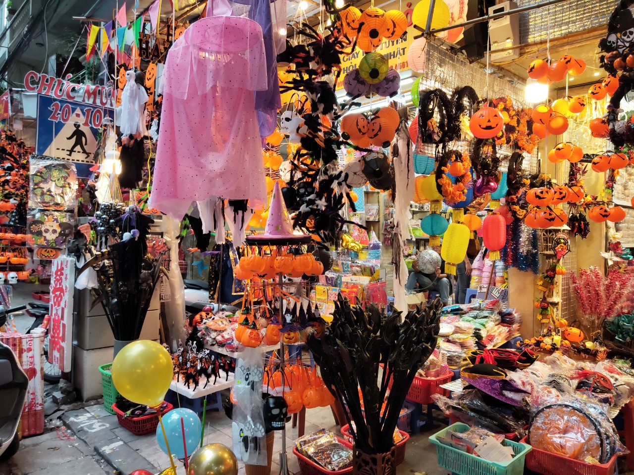cửa hàng bán phụ kiện trang trí Halloween (4)